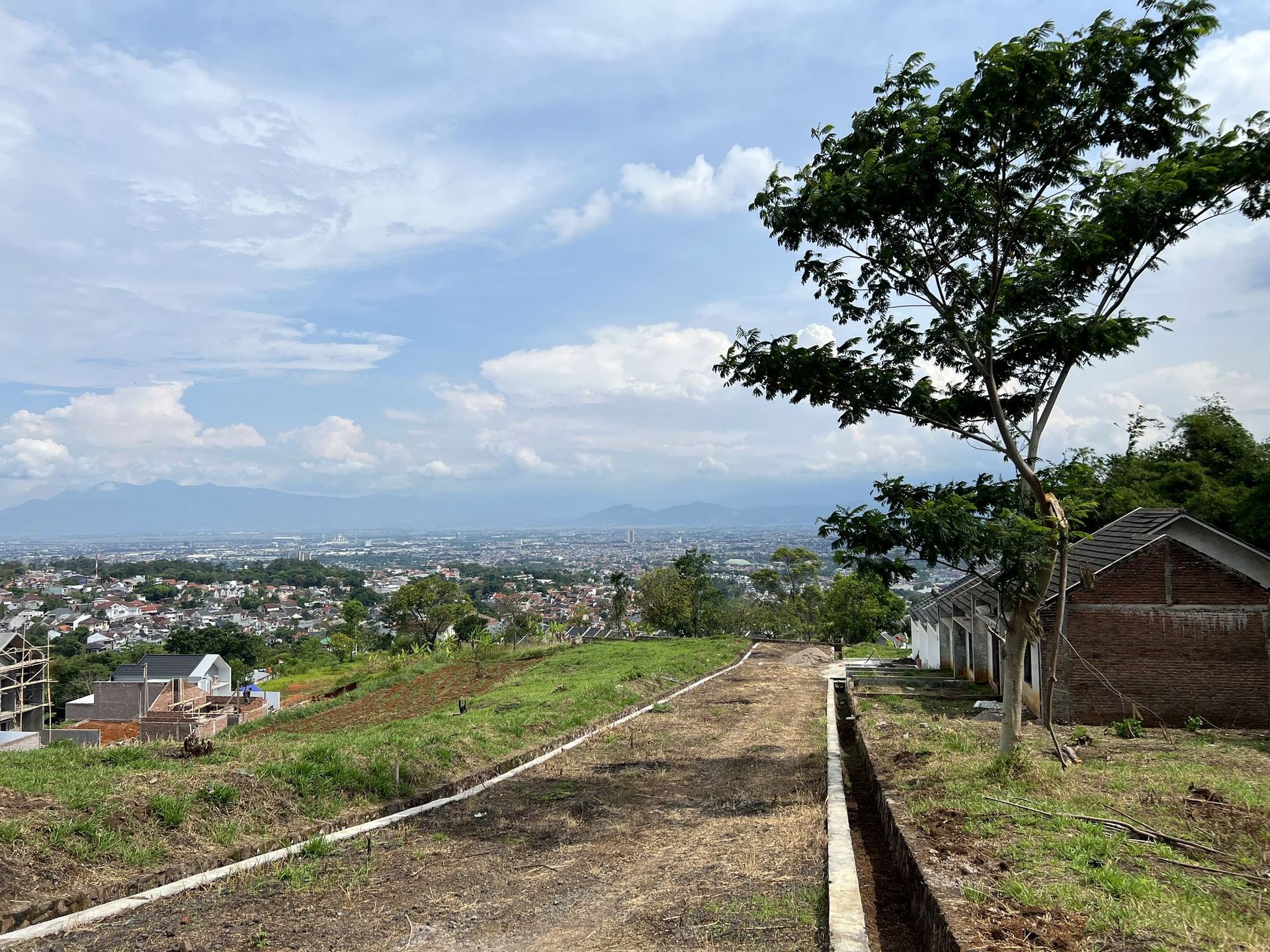 Jalan lingkungan Goham Bukit Asri dengan pemandangan cekungan Bandung