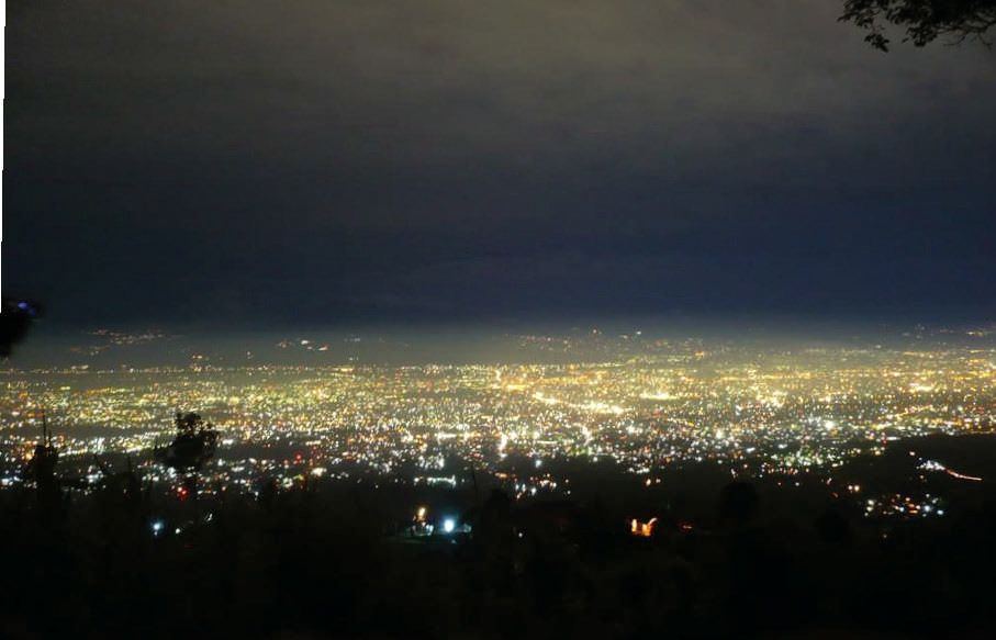 Lampu kota pada malam hari