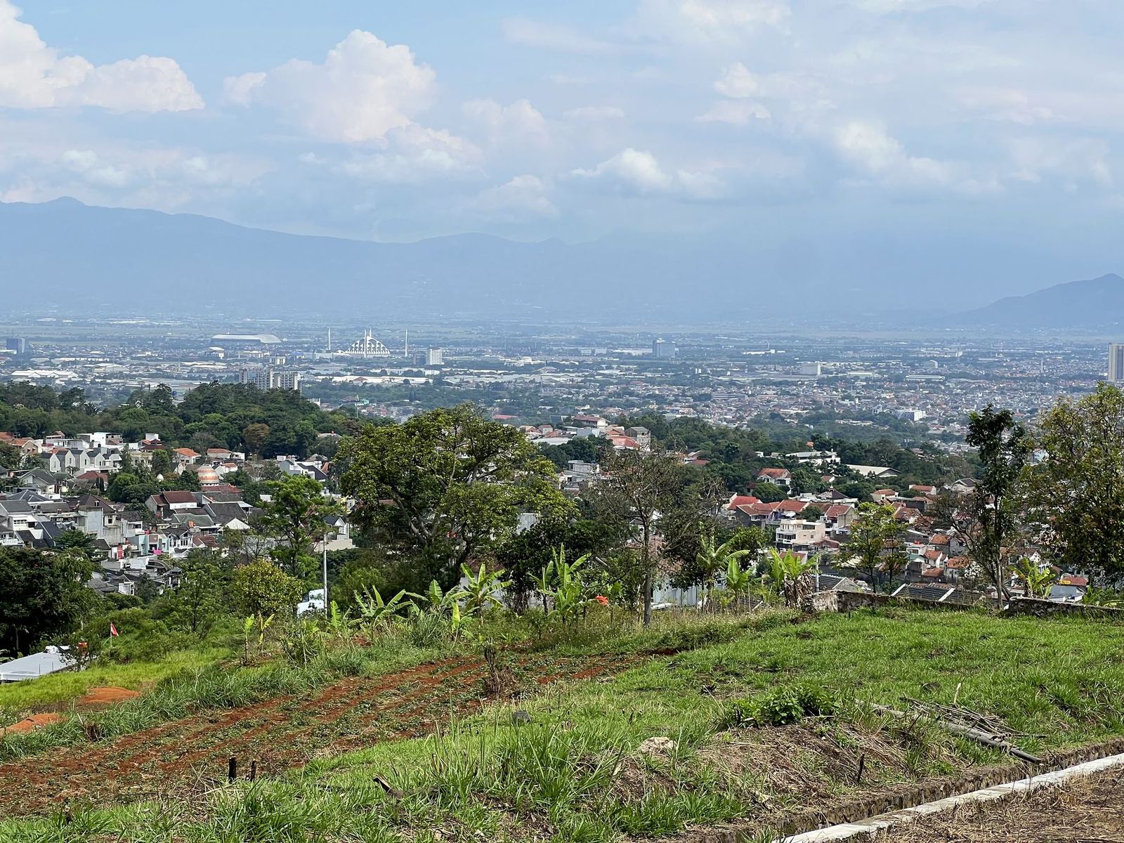 Pemandangan cekungan Bandung dari lokasi